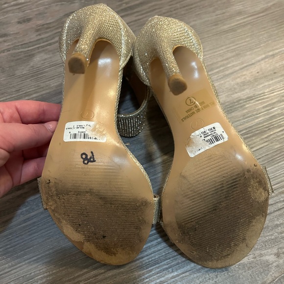 Ladies Gold Heels - Picture 4 of 5